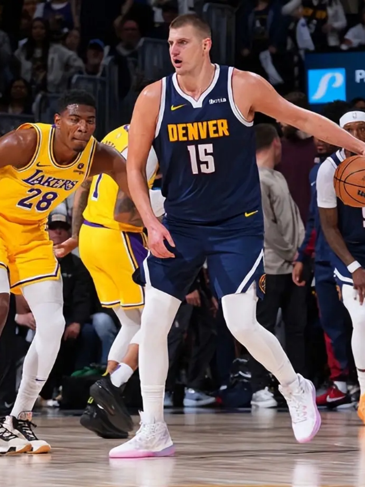 kaiyun穆雷重返赛场，大比分获胜首场状态出色，湖人观众沸腾！热度持续攀升的简单介绍